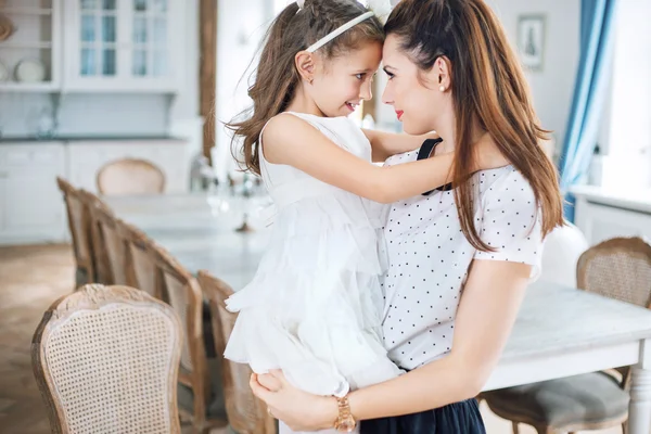 Oldukça güzel kızı tutan anne — Stok fotoğraf