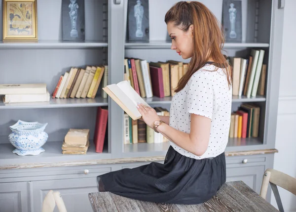 Elegantní dáma číst zajímavou knihu — Stock fotografie