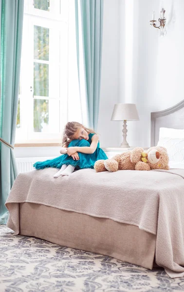 Retrato da menina triste sozinha no quarto — Fotografia de Stock