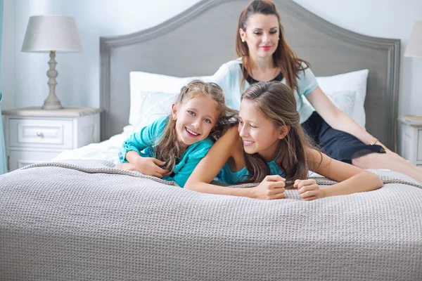 Gelukkige familie poseren in slaapkamer — Stockfoto