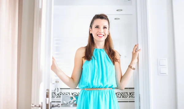 Adorable femme dans sa salle de bain lumineuse — Photo