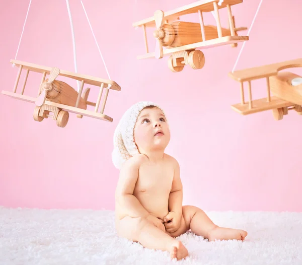 Piccolo bambino che gioca aerei giocattolo in legno Foto Stock Royalty Free