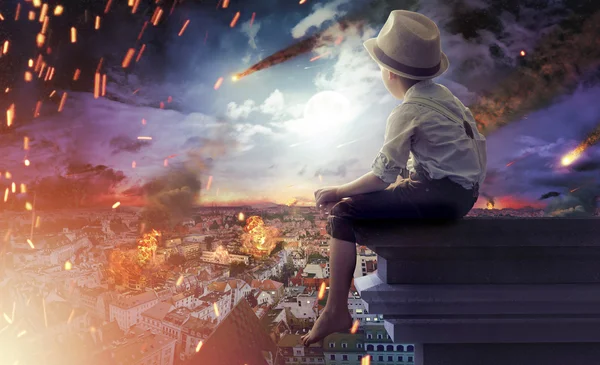 Küçük çocuk dünyanın sonu izlerken — Stok fotoğraf