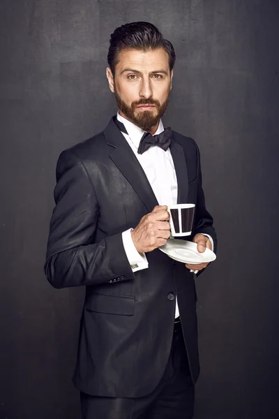 Eleganter schöner Mann trinkt Kaffee — Stockfoto