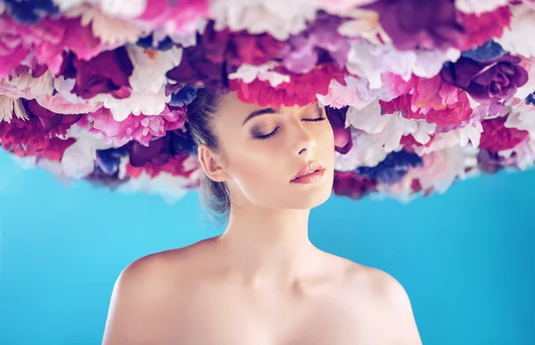 Klidný krásná žena nosí hlavu — Stock fotografie