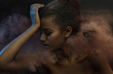 Karanlık toz arasında bir şehvetli Bayan portresi