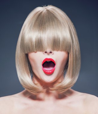 Uzun bir saçak ile sürpriz genç kadın