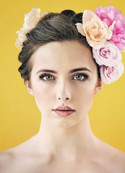 Bella signorina con fiore messo nei capelli — Foto Stock