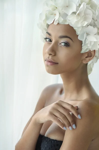 Mooie jonge dame met een bloem hoed — Stockfoto