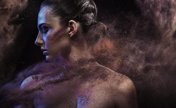 Retrato conceptual de una dama en medio de una tormenta de arena — Foto de Stock