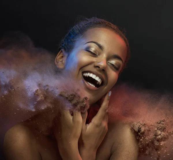 Жінка сміється, приймаючи піщану ванну — стокове фото