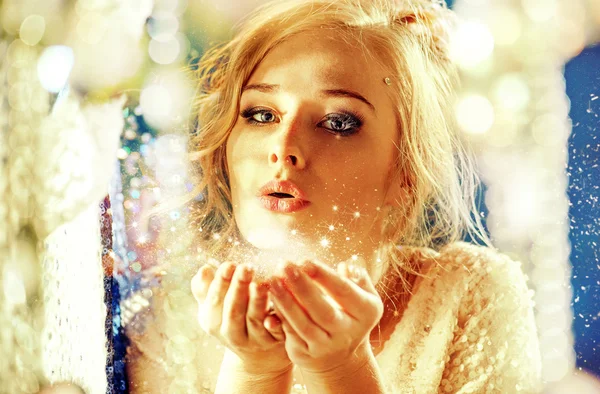 Glamour stijl portret van een jonge blonde — Stockfoto