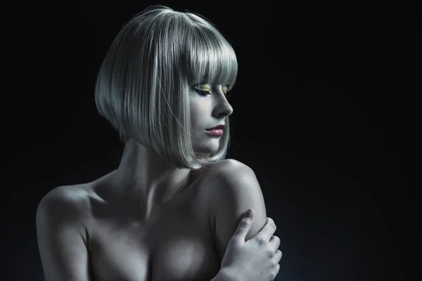 Aantrekkelijke vrouw met een blonde pruik op haar hoofd — Stockfoto