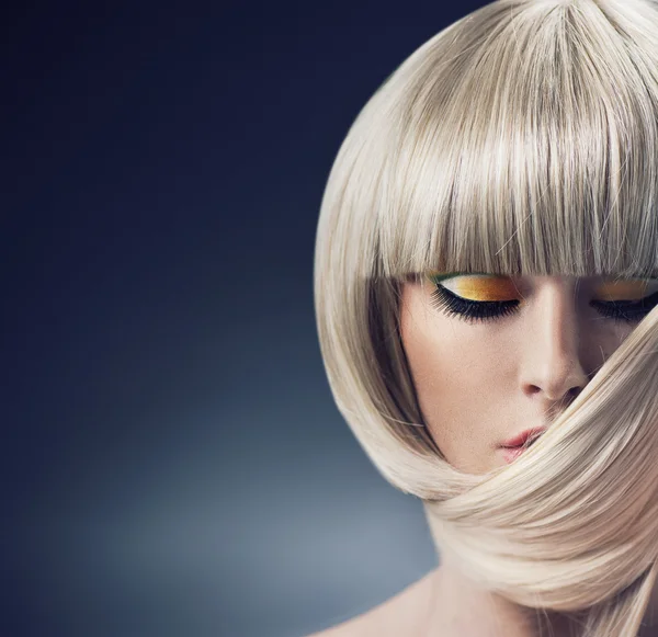 Retrato de uma senhora loira com coiffure na moda — Fotografia de Stock