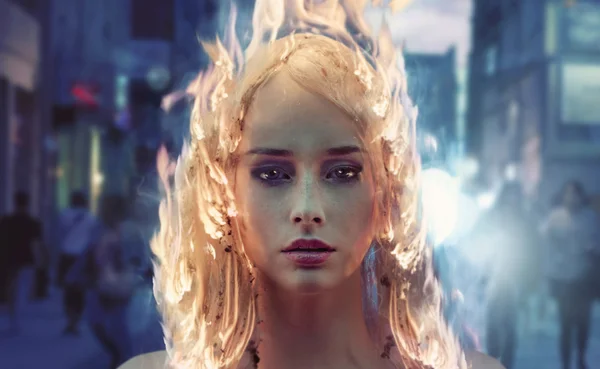 불타는 머리와 젊은 여자 — 스톡 사진