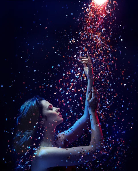 Retrato de una mujer morena tomando una ducha de lentejuelas — Foto de Stock