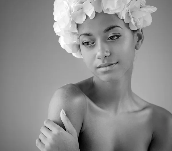 Hermosa joven con una corona blanca Fotos de stock libres de derechos