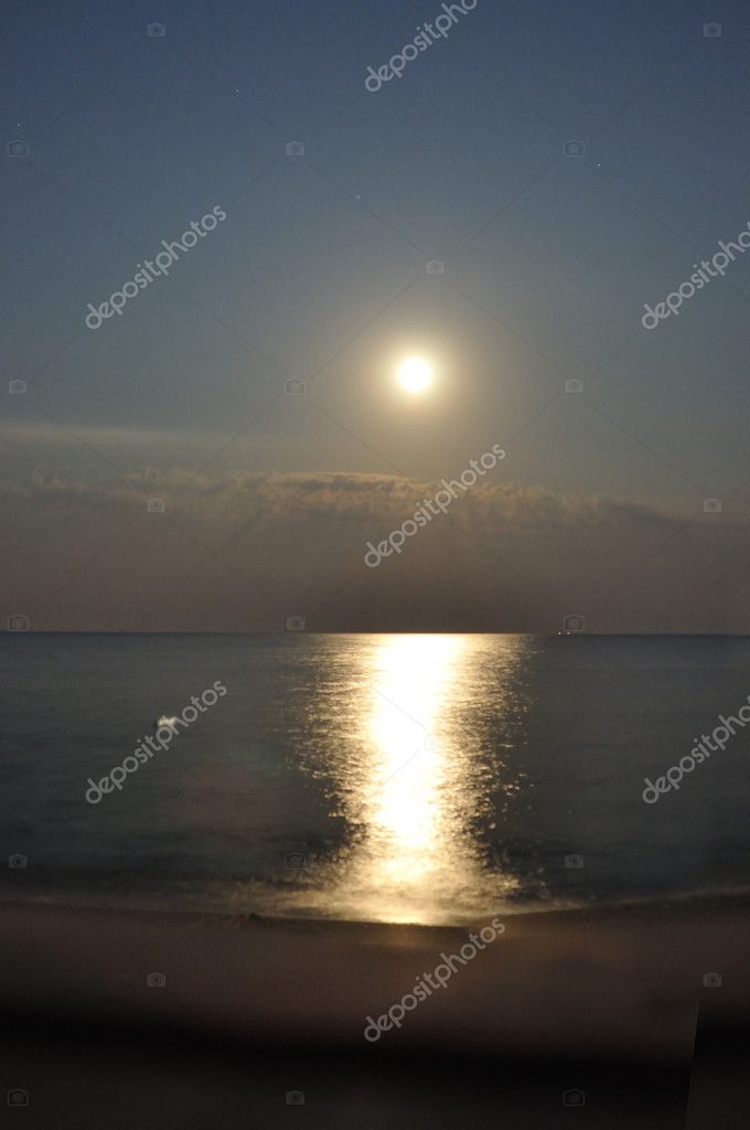 明るい月が海によって ストック写真 C Galadon 明るい月が海によって ストック写真 C Galadon
