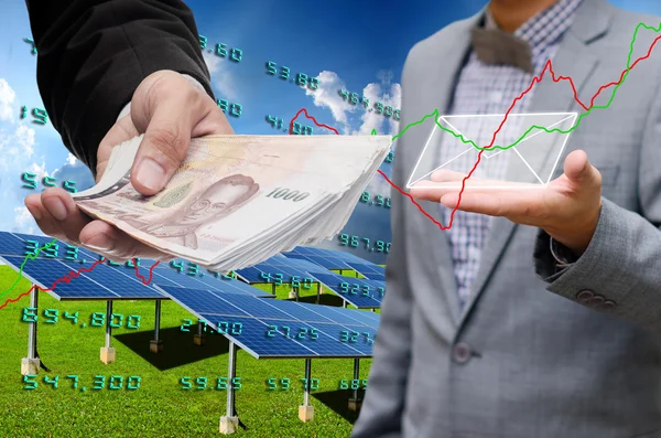 Investeerder investering in zonne-energie bedrijfsconcept — Stockfoto