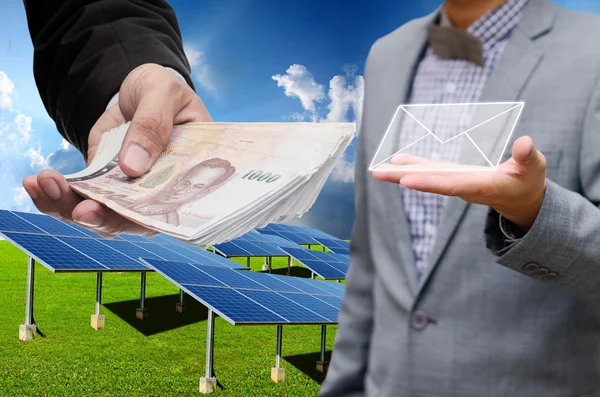 Zakenman krijgen winst van zonne-energie bedrijf — Stockfoto