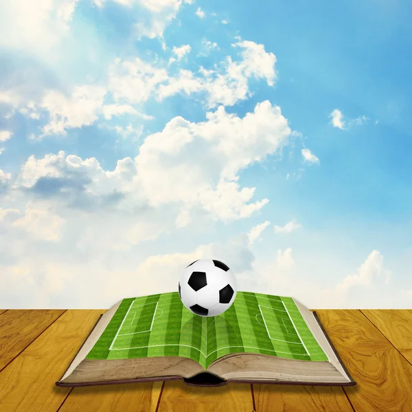 Livre ouvert avec le football classé — Photo