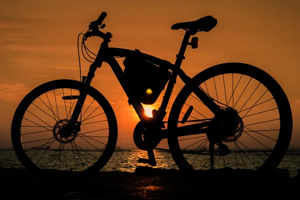 Bicicleta silueta con cielo al atardecer — Foto de Stock