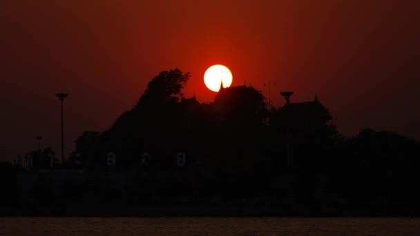 4k Zeitraffer des Sonnenuntergangs über dem Inselnamen koh loy und berühren die Spitze der buddhistischen Pagode Silhouette — Stockvideo