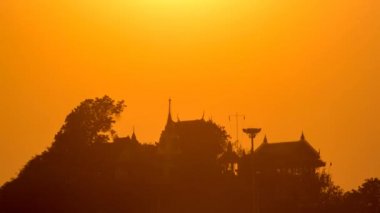4k zaman atlamalı günbatımı aşağı Adası adı Koh Loy ve Budist tapınağı siluet üzerinde