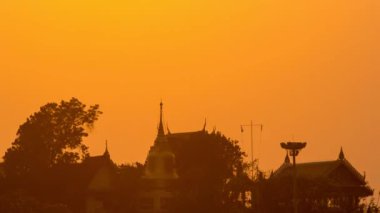 4k zaman atlamalı günbatımı aşağı Adası adı Koh Loy ve Budist tapınağı siluet üzerinde