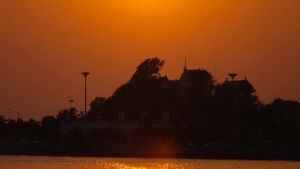 4k čas zániku západu slunce dolů přes ostrov jméno Koh Loy a buddhistický chrám silueta — Stock video