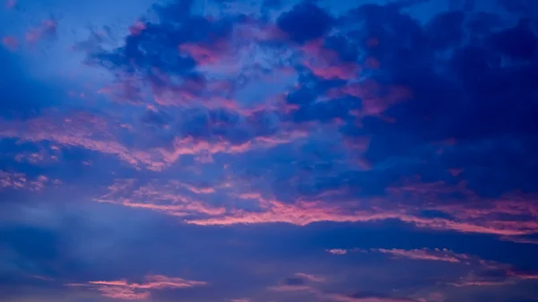 Bonito cielo crepuscular con luz del atardecer en las nubes — Foto de Stock