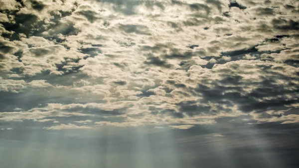 Schöner bewölkter Himmel mit Sonnenstrahl — Stockfoto