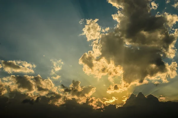 Coucher de soleil spectaculaire avec des nuages — Photo