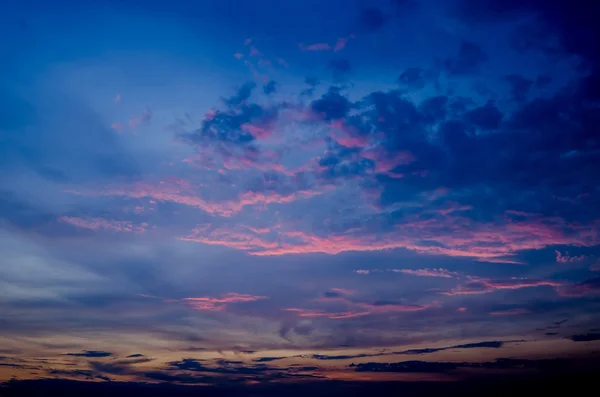 Bonito cielo crepuscular con luz del atardecer en las nubes — Foto de Stock