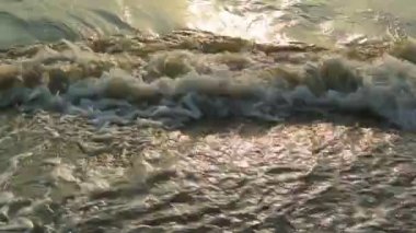 Deniz sörf Beach (el atış günbatımı ışık ile)