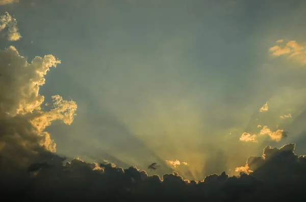 Bel cielo drammatico tramonto con le nuvole — Foto Stock