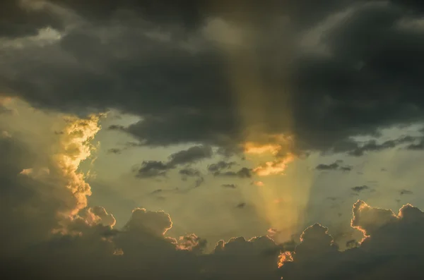 Céu dramático agradável do por do sol com nuvens — Fotografia de Stock