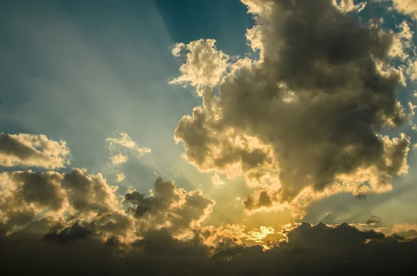 Coucher de soleil spectaculaire avec des nuages — Photo