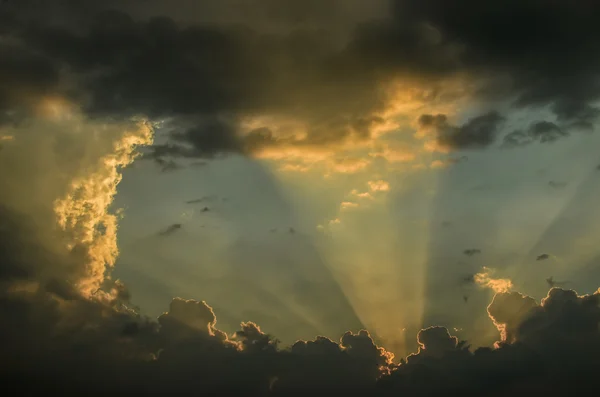 Schöner dramatischer Abendhimmel mit Wolken — Stockfoto