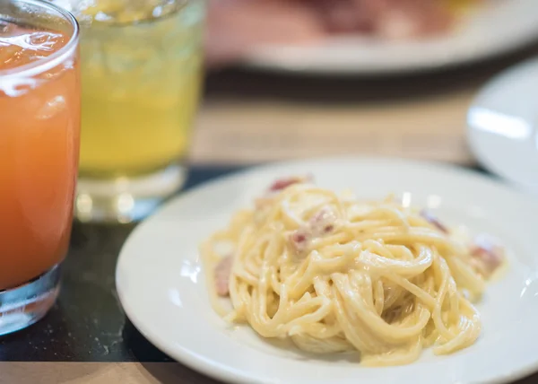 Спагетти на столе — стоковое фото