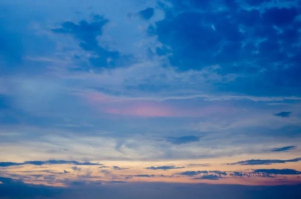 Bonito cielo crepuscular con luz del atardecer en las nubes —  Fotos de Stock