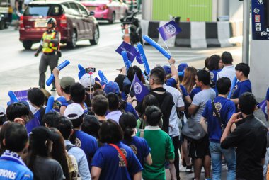 Leicester City Taraftarı İngiltere Premiere Ligi 2015-16 İlk Şampiyonası kutlamak için Leicester City Team geçit töreni bekliyor