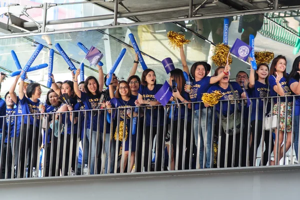 Leicester City Supporter waiting for Leicester City Team parade to celebrate First Championship of English Premiere League 2015-16 — Stock Photo, Image