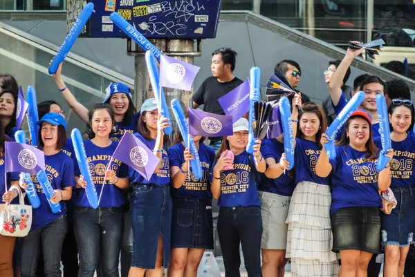 Leicester City Supporter waiting for Leicester City Team parade to celebrate First Championship of English Premiere League 2015-16 — Stock Photo, Image