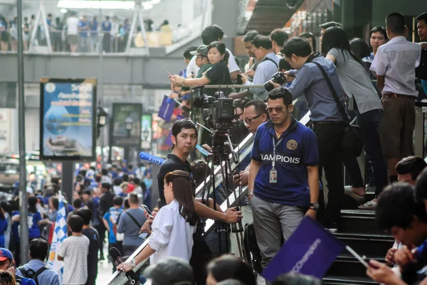 Leicester City kannattaja odottaa Leicester City Team paraati juhlia ensimmäisen mestaruuden Englanti Premiere League 2015-16 — kuvapankkivalokuva