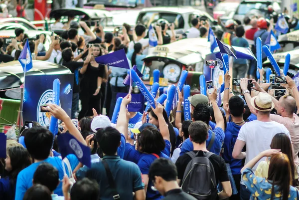 Leicester City Supporter waiting for Leicester City Team parade to celebrate First Championship of English Premiere League 2015 / 2016 — стоковое фото