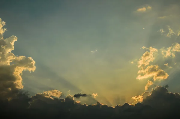 Bel cielo drammatico tramonto con le nuvole — Foto Stock