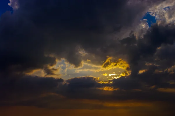 Ciel beau coucher de soleil avec nuages en Thaïlande — Photo