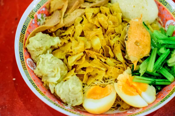 Fideos con albóndigas en un tazón grande —  Fotos de Stock