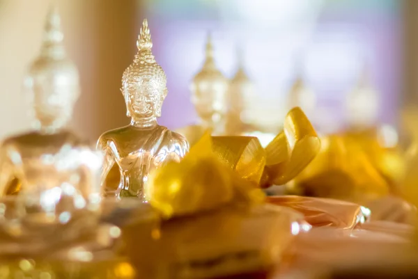 Буддийский идол, сделанный из стекла для жертвоприношения в храме — стоковое фото